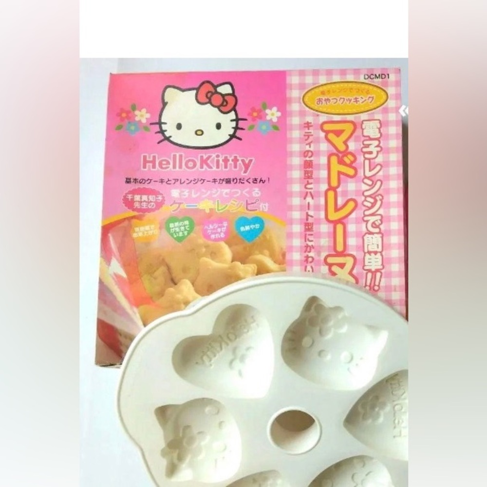 Hello Kitty microwave baking mold set